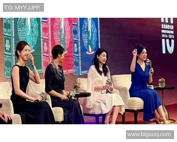 两位贵妇同框，章泽天气质温婉香甜，郭晶晶气场大开略带一些强势