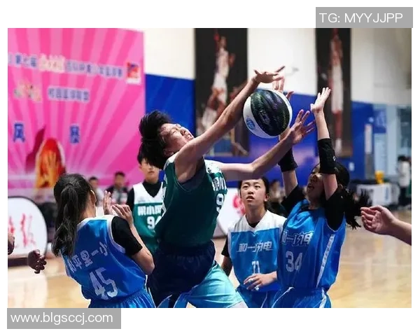 初次参赛就夺冠 她带领小女篮捧起百队杯U14女篮冠军奖杯